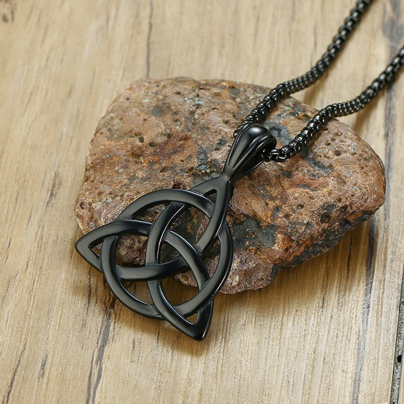 Colar preto irlandês triquetra