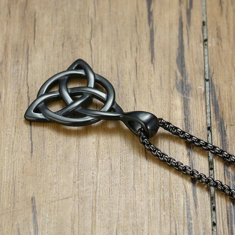 Colar preto irlandês triquetra