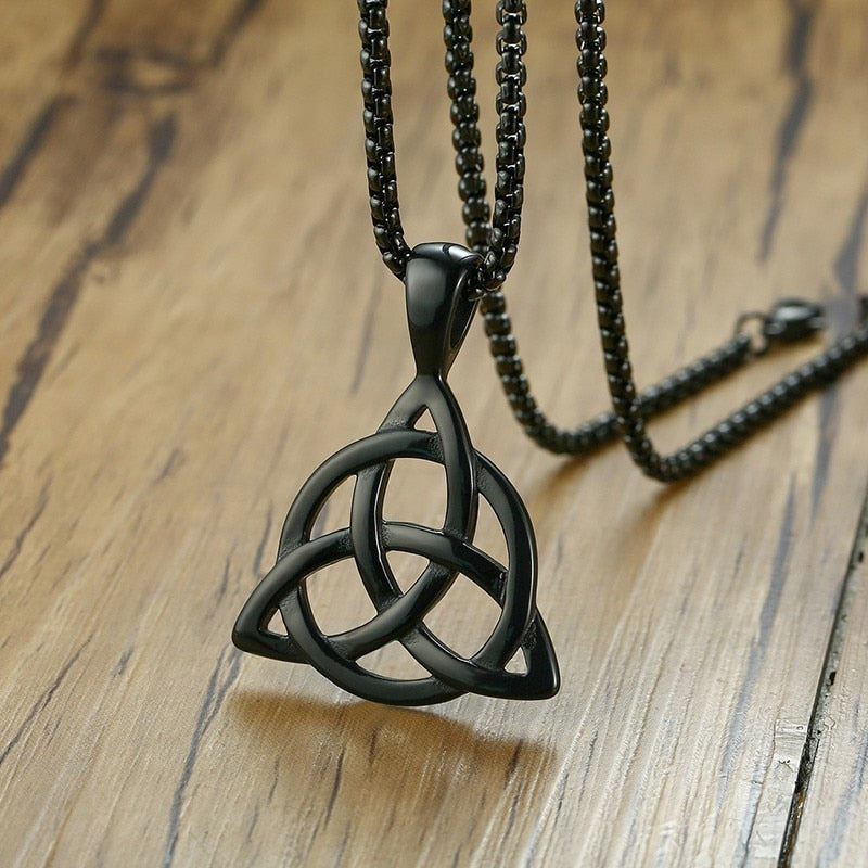 Colar preto irlandês triquetra